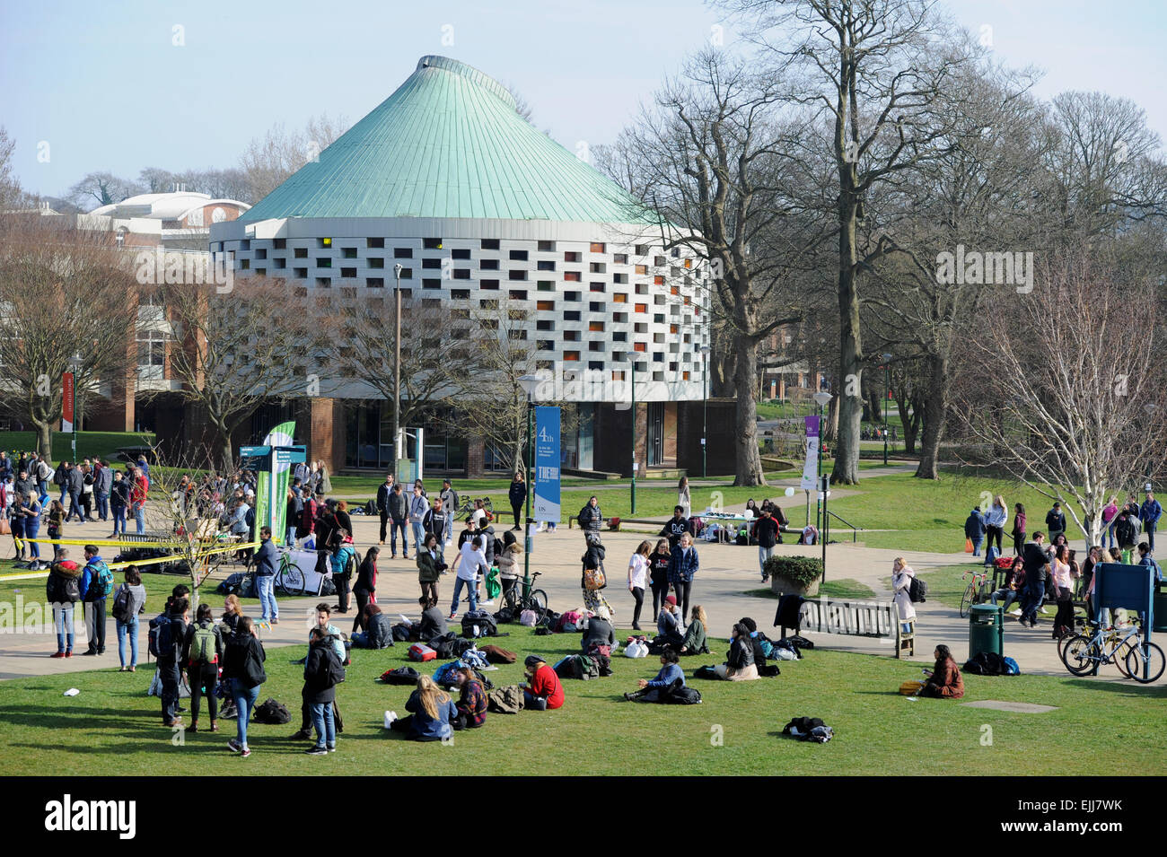 Brighton England UK - Studenten auf dem Falmer Campus der University of Sussex in Brighton Stockfoto