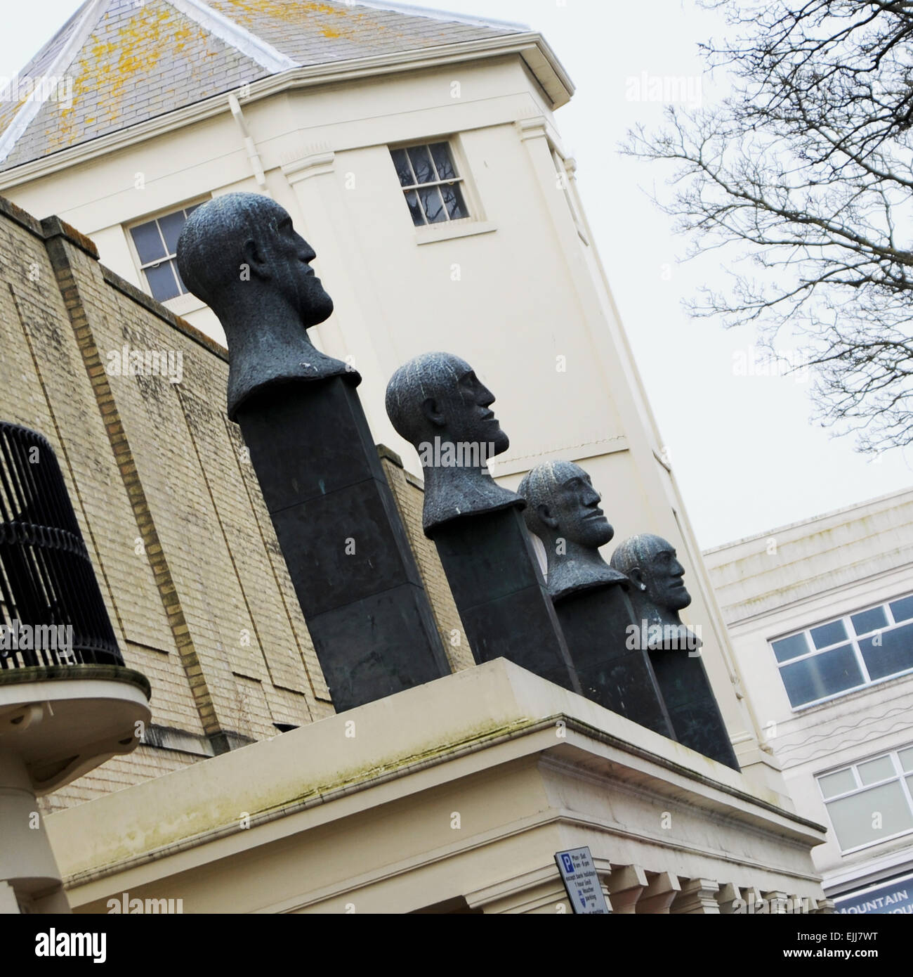 Worthing England UK - die Wüste Quartett Köpfe Skulpturen von Dame Elisabeth Jean Frink in Worthing Stockfoto