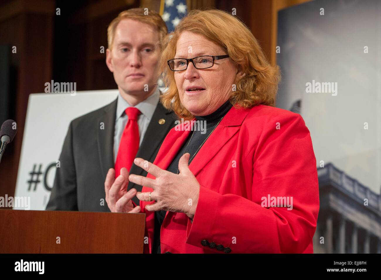 US-Senatoren Heidi Heitkamp und James Lankford starten ihre Schneiden Bürokratie-Initiative im Rahmen einer Pressekonferenz 26. März 2015 in Washington, DC. Stockfoto