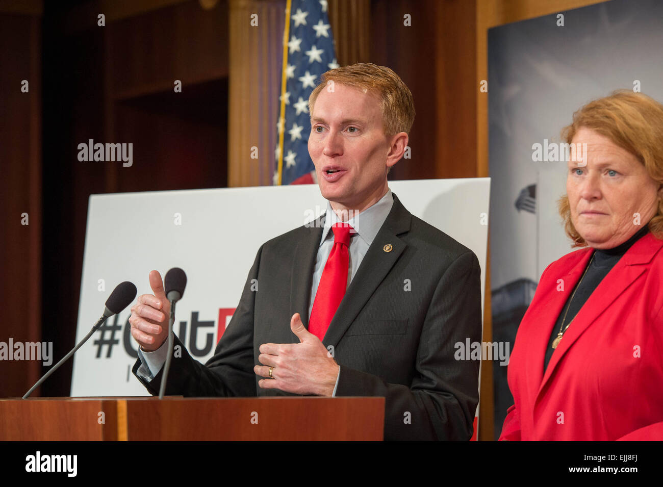US-Senatoren James Lankford und Heidi Heitkamp starten ihre Schneiden Bürokratie-Initiative im Rahmen einer Pressekonferenz 26. März 2015 in Washington, DC. Stockfoto
