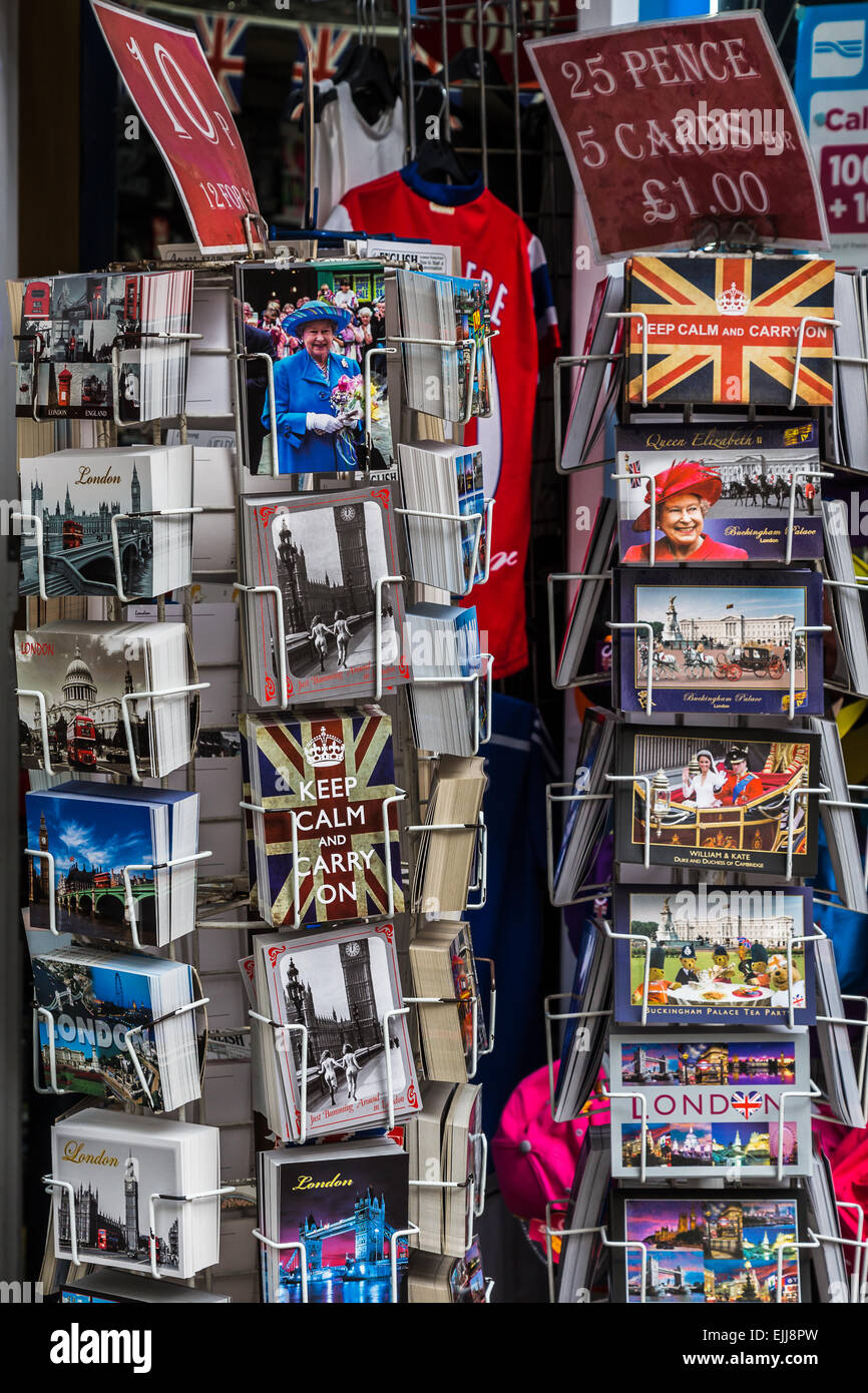 Postkarten zum Verkauf in London. Stockfoto