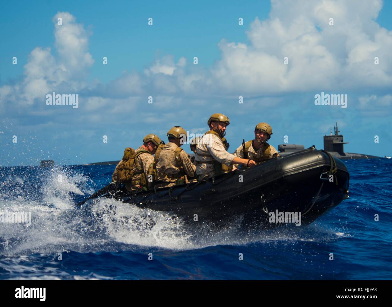 US-Marine Aufklärung Sonderbetrieb Soldaten ziehen weg von der geführte Raketen-u-Boot USS Michigan nach einer kleinen Boot Bereitstellung 24. März 2015 in Apra Hafen, Guam. Stockfoto