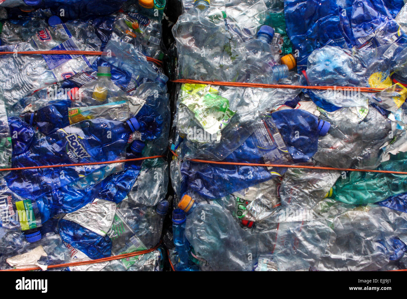 Recyceln von abgeflachten Kunststoffabfällen, recyceln von Kunststoffflaschen Stockfoto