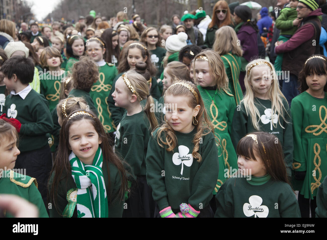 Mädchen und Jungen aus einer lokalen irische Tanzschule treten bei der Irish Day Parade in Park Slope, Brooklyn, NY. Stockfoto