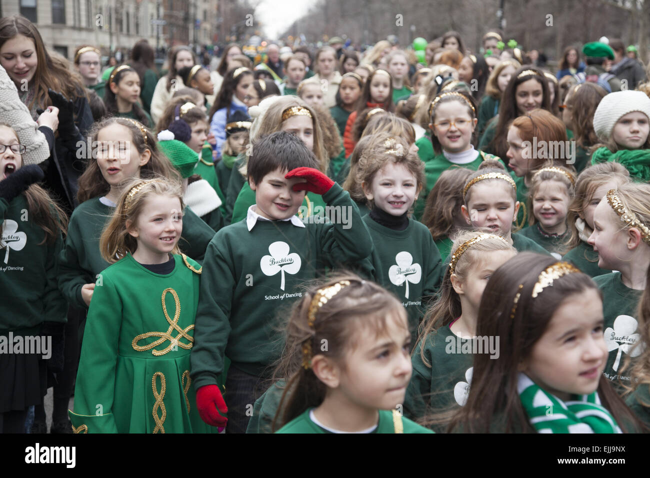 Mädchen und Jungen aus einer lokalen irische Tanzschule treten bei der Irish Day Parade in Park Slope, Brooklyn, NY. Stockfoto