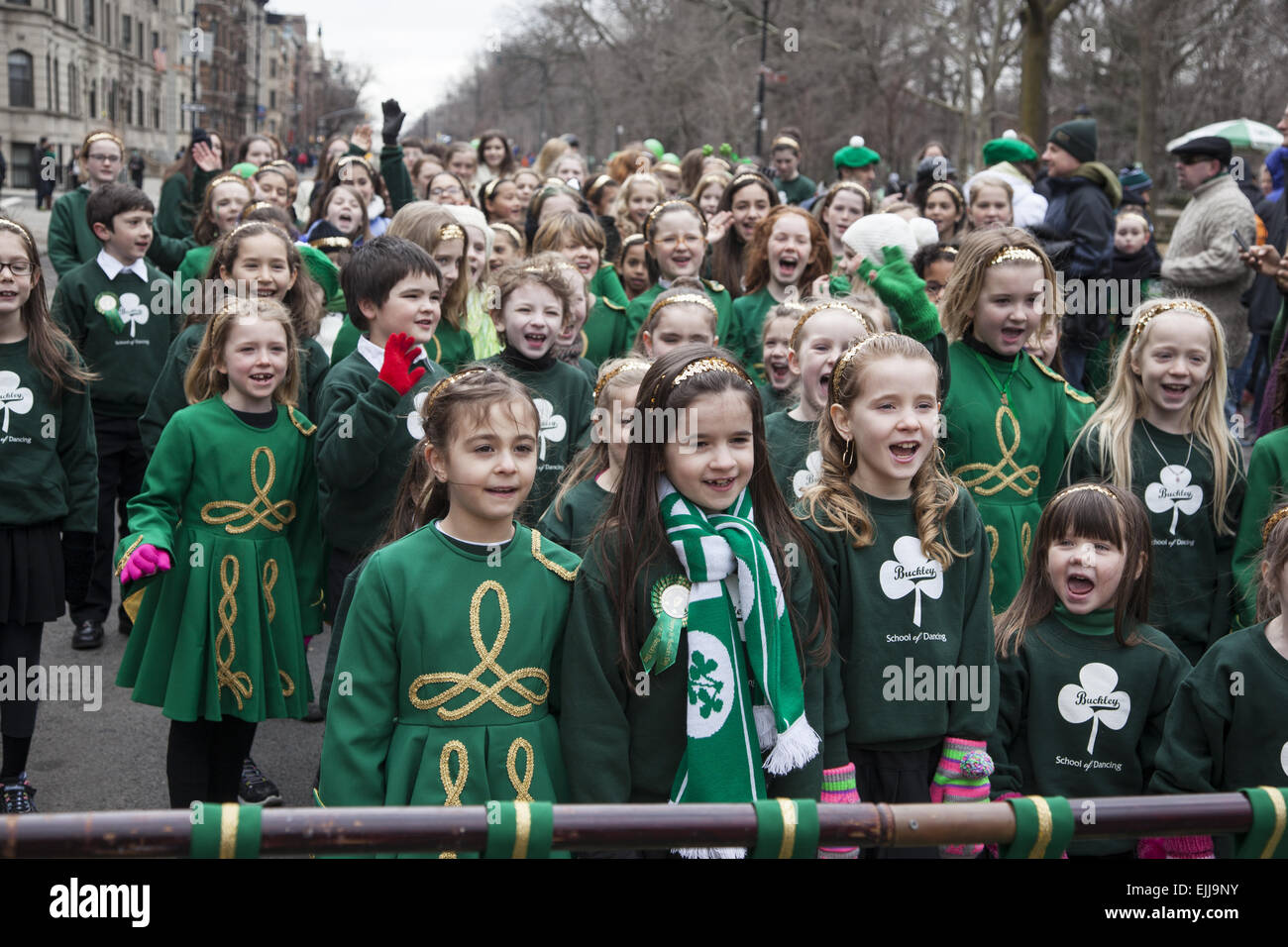 Mädchen und Jungen aus einer lokalen irische Tanzschule treten bei der Irish Day Parade in Park Slope, Brooklyn, NY. Stockfoto