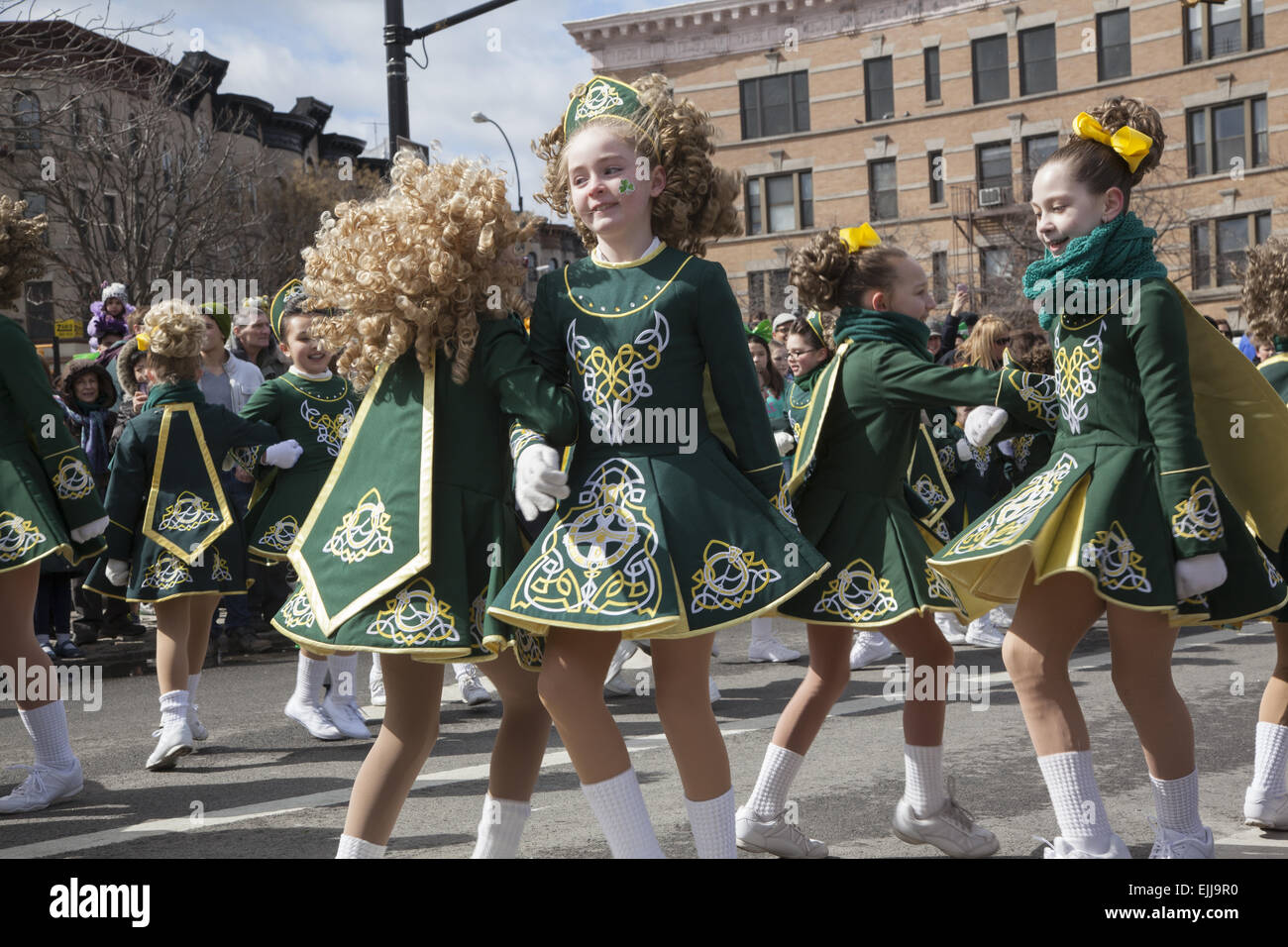 Mädchen aus einer lokalen Irish Dance Schule führen bei den Irish Day-Parade in Park Slope, Brooklyn, NY. Stockfoto