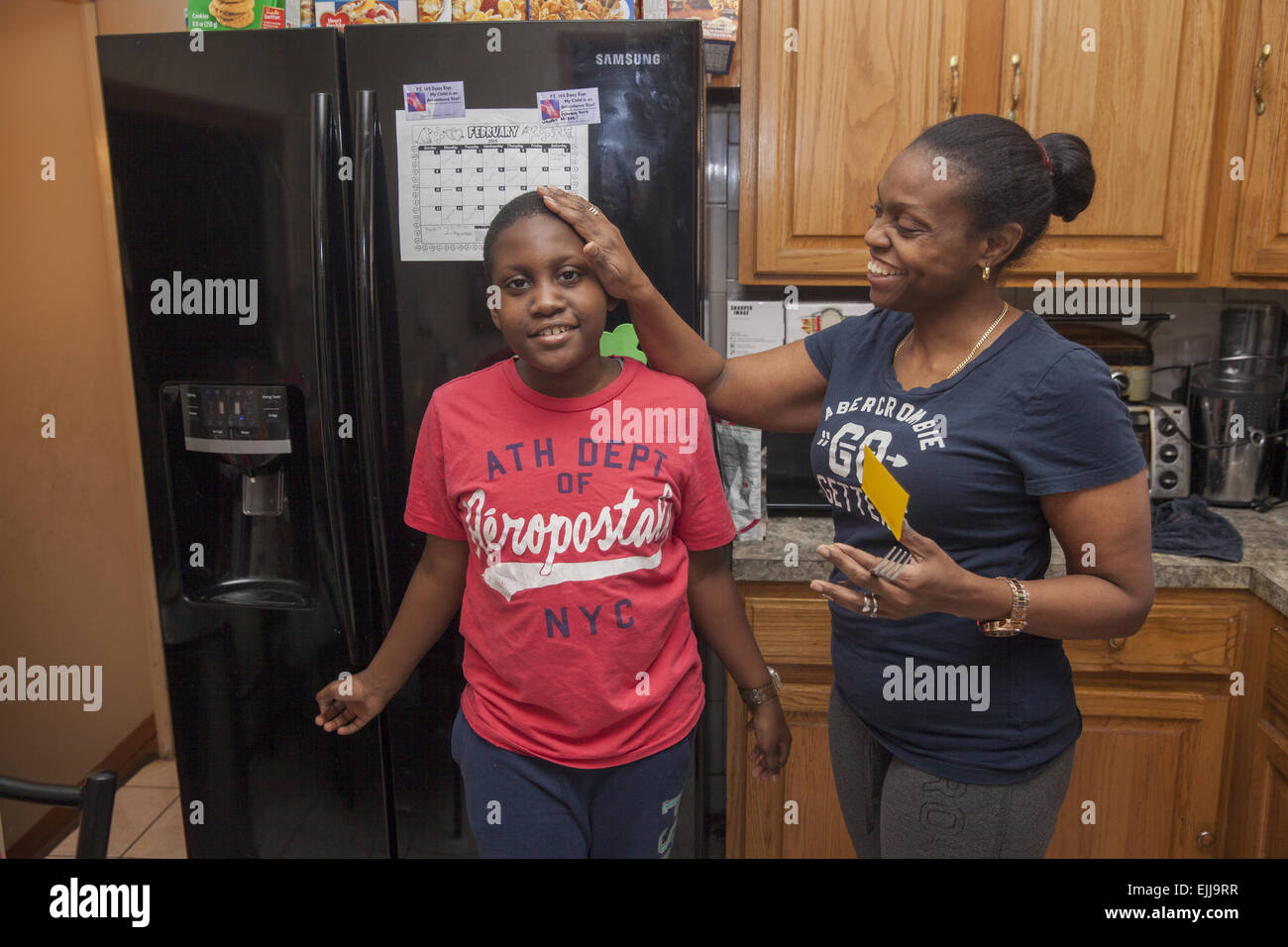 Mutter und zwölf Jahre alten Sohn in der Küche zu Hause in Brooklyn, New York. Stockfoto