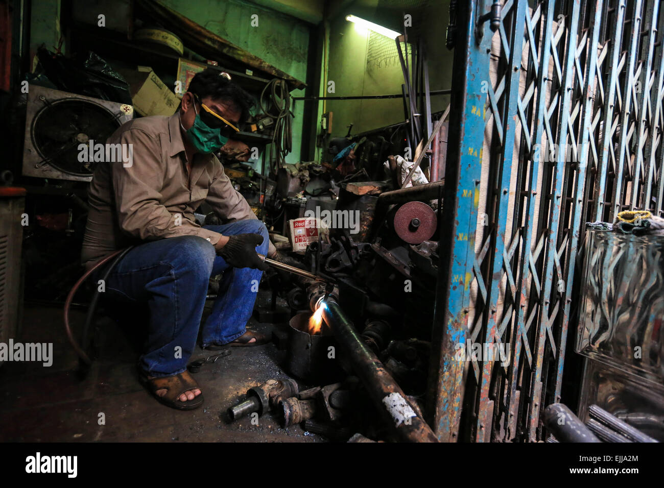 Bangkok, Thailand. 2. Februar 2015. Ein Mann ist abgebildet Hartlöten von Eisen, um Auto-Teile wieder zusammenzusetzen. Chengkon ist ein Bereich innerhalb Talad Noi in der Chinatown Bezirk von Bangkok, wo rauh aussehende Männer verbringen den ganzen Tag, in den Schlamm arbeiten fast ohne Schutz Hände. Dies ist eines der lukrativen Unternehmen in Thailand, die meisten Autos sind japanische Marke aus Japan importieren, wenn sie zu alt, oder in Thailand gestohlen wurden, sie zerlegen, Reparatur, Neueinbau und Re über Thailand zu verkaufen, oder exportieren Sie in Ländern wie Pakistan, Bangladesh, Afrika. © Guillaume Payen/ZUMA Wire/ZUMAPRESS.com/Alamy Live-Nachrichten Stockfoto