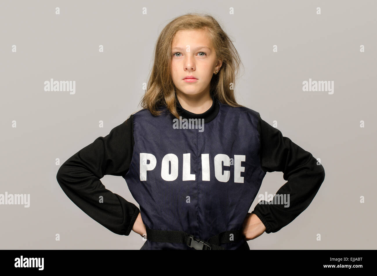 Kleine blonde Mädchen sagen Stop zu häuslicher Gewalt. Kind mit einer Polizei-Jacke verärgert protestieren gegen Eltern Brutalität Stockfoto
