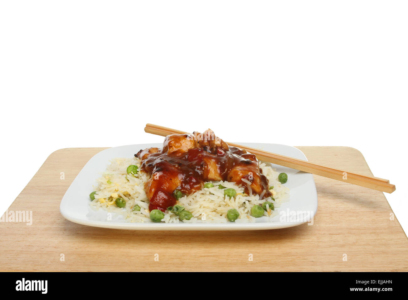 Chinesisches Essen mit Stäbchen auf dem Teller Stockfoto