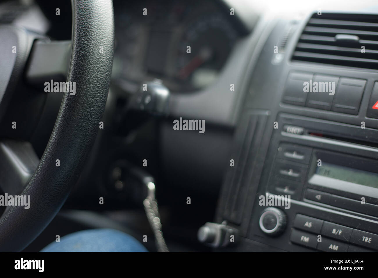 Moderne Auto Innenraum, selektiven Fokus auf Lenkrad Stockfoto