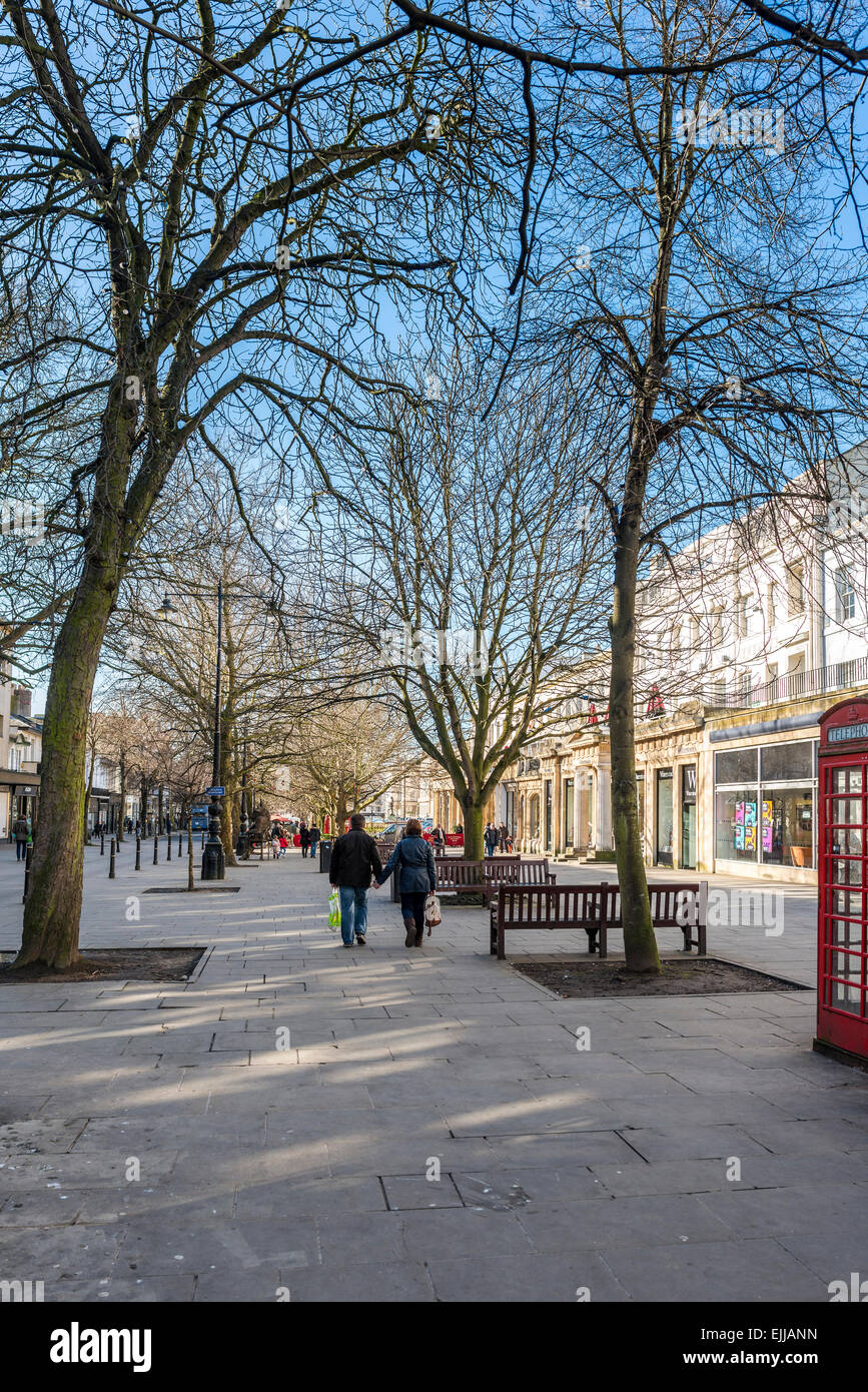 Die Promenade in Cheltenham, Gloucestershire ist ein Einkaufszentrum im