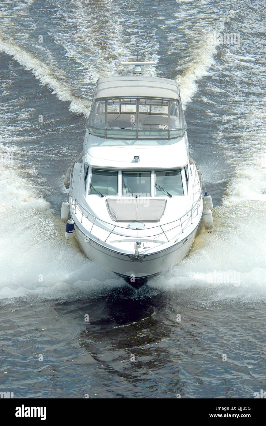 Weißes Boot in den Wellen schweben. Stockfoto