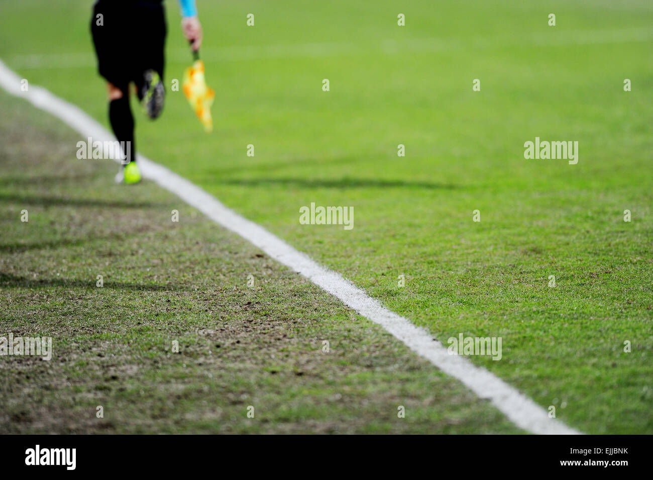 Schiedsrichter-Assistenten, die entlang der Seitenlinie während eines Fußballspiels Stockfoto