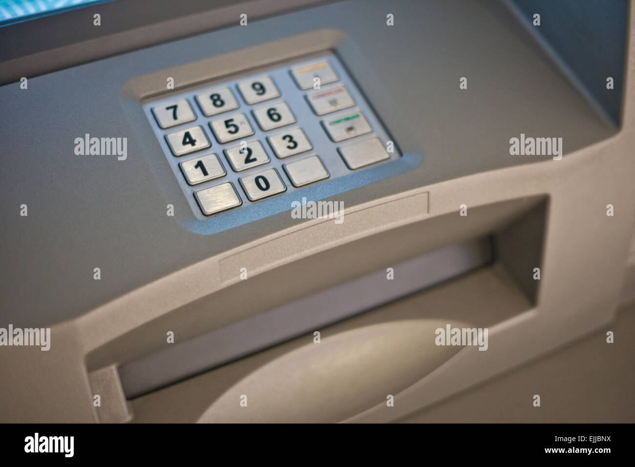 Graue und blaue Tastatur von einem Geldautomat Stockfoto