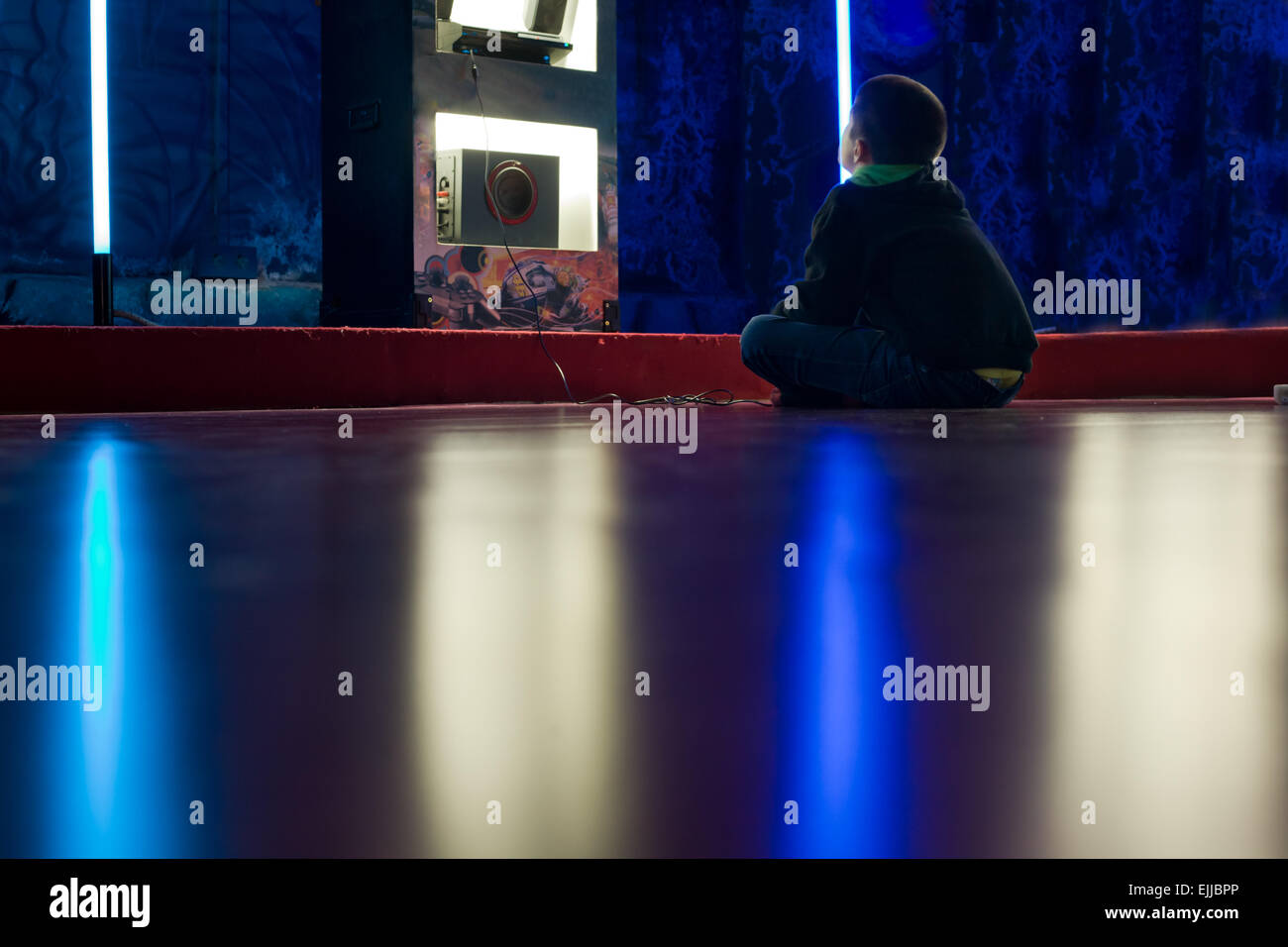 Legen Sie unkenntlich junge spielt Spielkonsole vor Fernseher Stockfoto