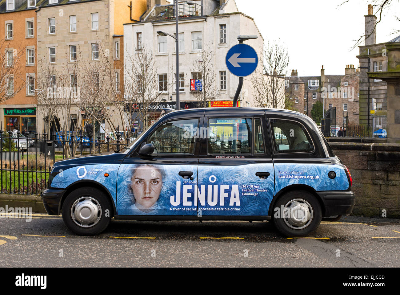 Eine Taxi von Edinburgh mit einer Werbeanzeige für Jenůfa, eine Oper von Leoš Janáček, parkte in Nicolson Square, Edinburgh, Schottland, Vereinigtes Königreich. Stockfoto