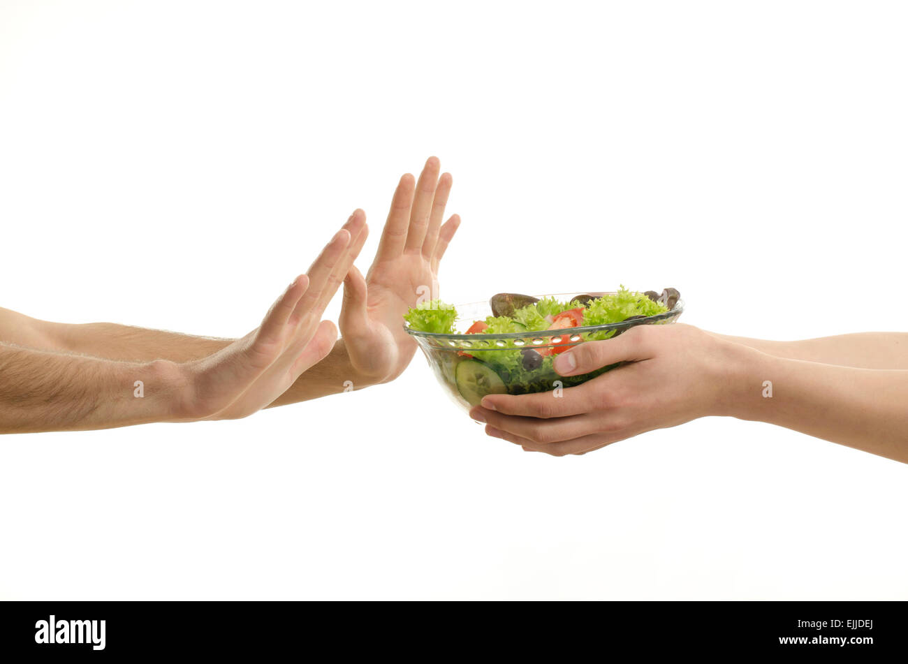 Hand mit einer Schüssel Bio Salat und andere Hände auf weiß isoliert zu leugnen Stockfoto