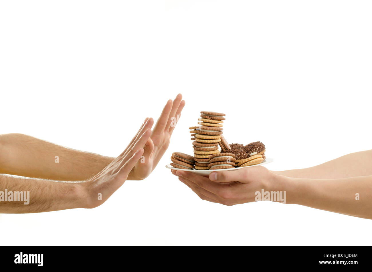 Hand des Mannes mit Schokolade, Muffins, Kekse, Cookies, Muffins und Oher Händen empfangen. Viel Zucker in einer Platte Stockfoto