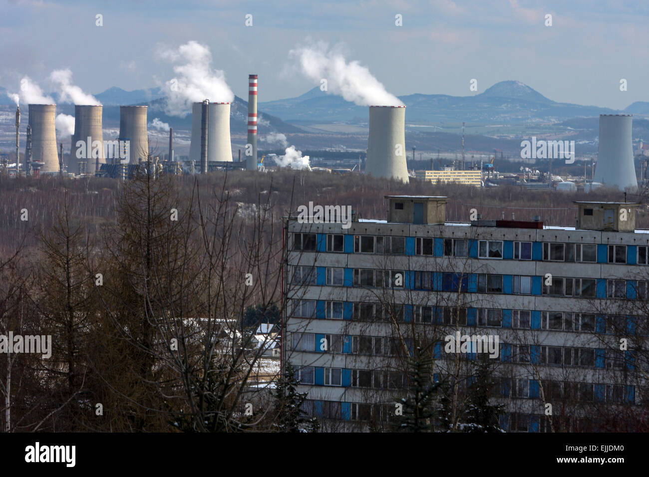Europäische Luftverschmutzungsstadt Tschechisches Kraftwerk hinter Wohnsiedlung Janov Litvinov, Tschechische Republik Landschaft CO2-Emissionen Stockfoto