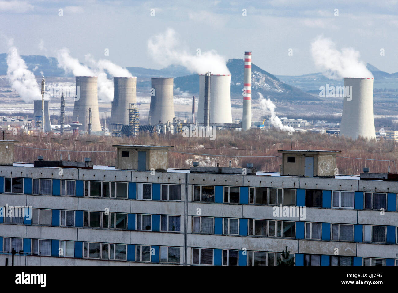 Europäische Luftverschmutzungsstadt Tschechisches Kraftwerk hinter Wohnsiedlung Janov Litvinov, Tschechische Republik Landschaft co2-Emissionen Stockfoto