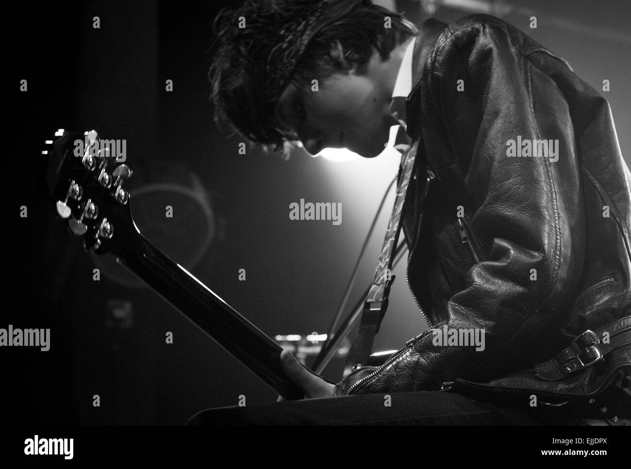 Punk-Mann trägt eine Bandana und Leder Jacke im Wedgewood Rooms, Portsmouth, UK Gitarre zu spielen. Stockfoto