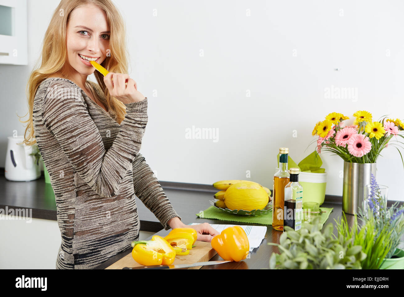 Blonde Frau mit einem Tabletcomputer zu kochen Stockfoto