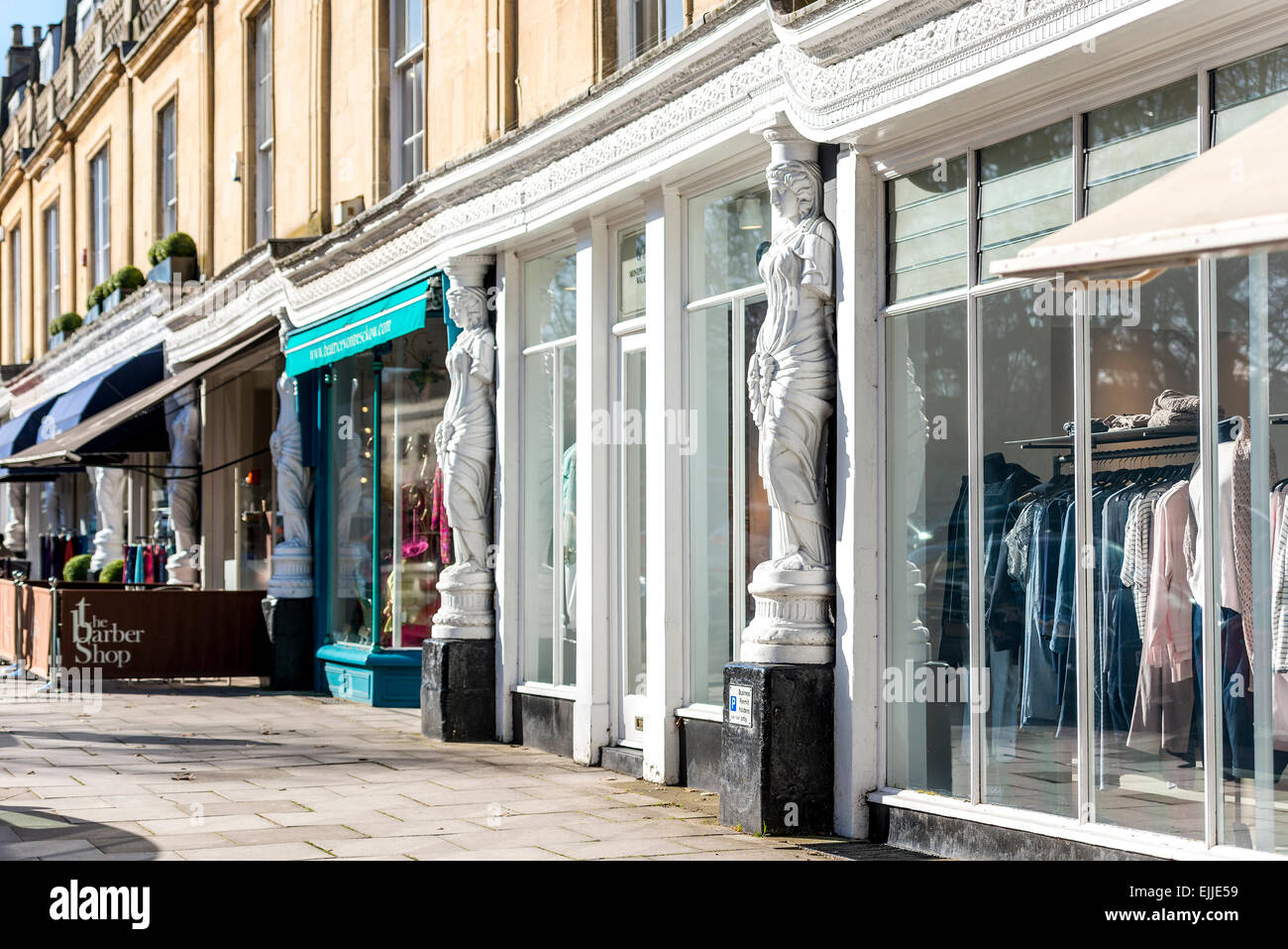 Die Karyatiden sind Spalten geformt wie armless Damen, die die Fassaden der Boutiquen auf Montpellier Walk, Cheltenham, Großbritannien zu unterstützen Stockfoto