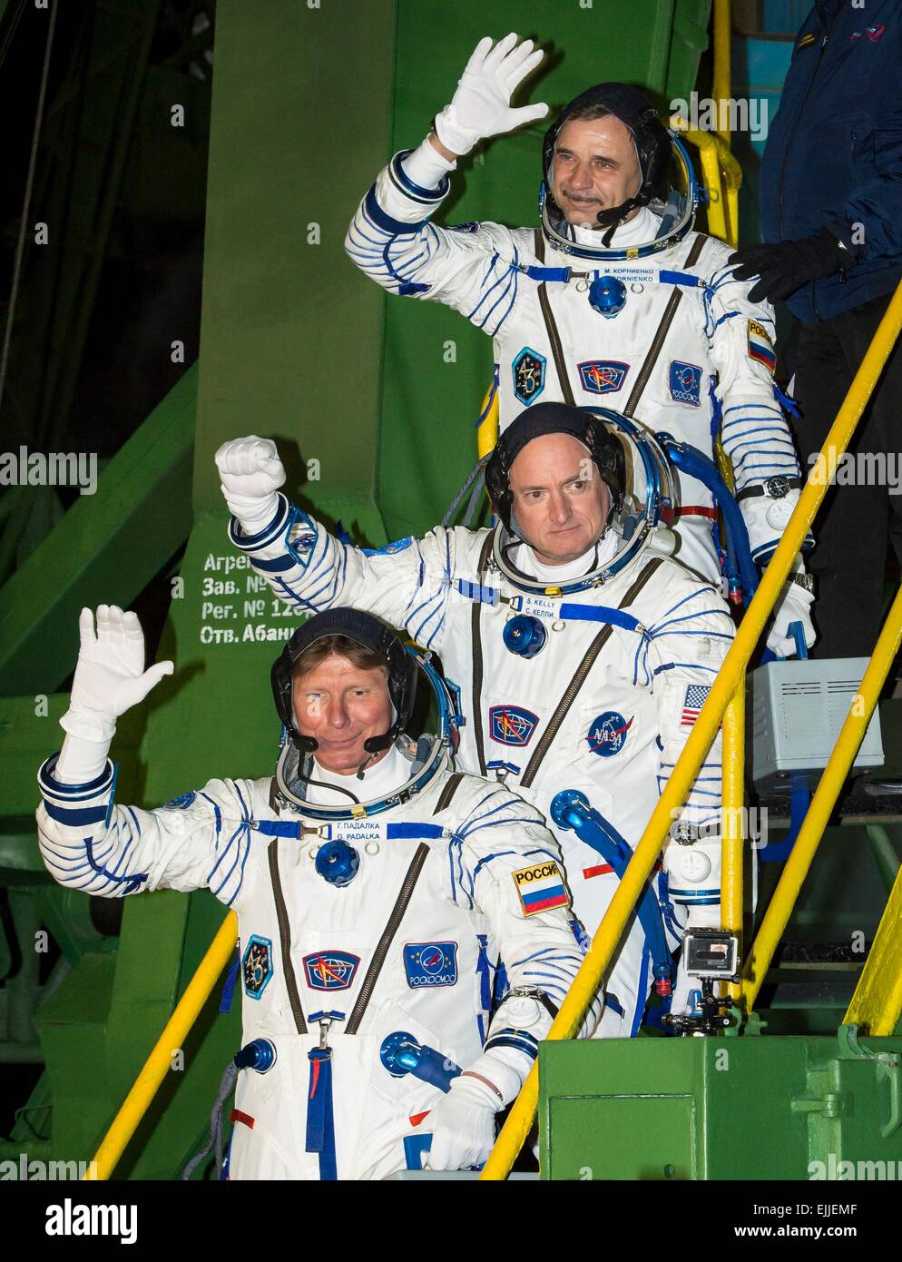 Expedition 43 russische Kosmonaut Michail Kornienko, Welle oben, NASA-Astronaut Scott Kelly, Center und russische Kosmonaut Gennady Padalka Abschied, als sie das Raumschiff Sojus TMA - 16 M vor ihrer Markteinführung auf der internationalen Raumstation ISS 27. März 2015 in Baikonur, Kasachstan an Bord. Stockfoto