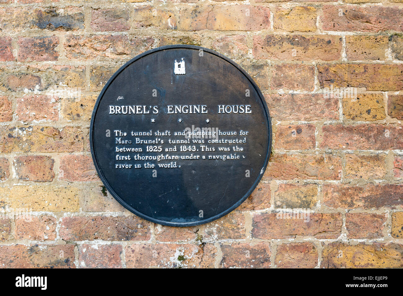 Eine Gedenktafel an der Wand eines Workshops in Rotherhithe London identifiziert die Seite wie die von Brunels Maschinenhaus Stockfoto