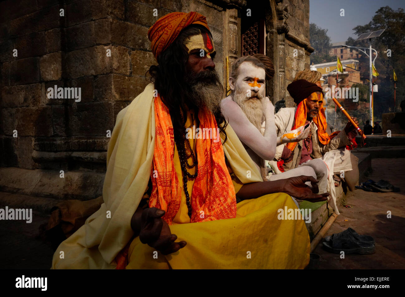 Aghori asketischen Shaiva Sadhus mit Asche und Farbe bei Pashupatinath Tempel, der auf die Liste der UNESCO-Welterbestätten in Kathmandu Nepal ist verdeckten Gesichtern Stockfoto