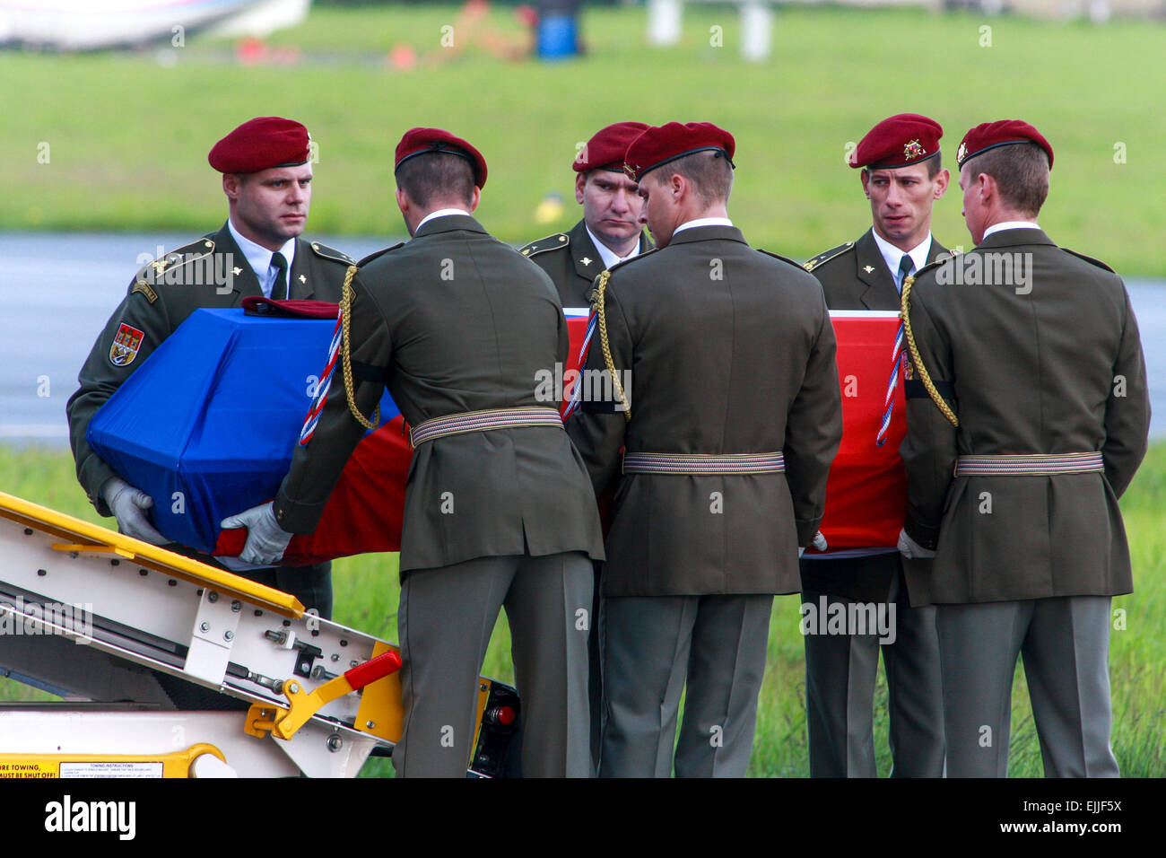 Sarg mit den Resten der Tschechischen toten Soldaten getötet in Afghanistan-Prag-Kbely-Tschechische Republik Stockfoto