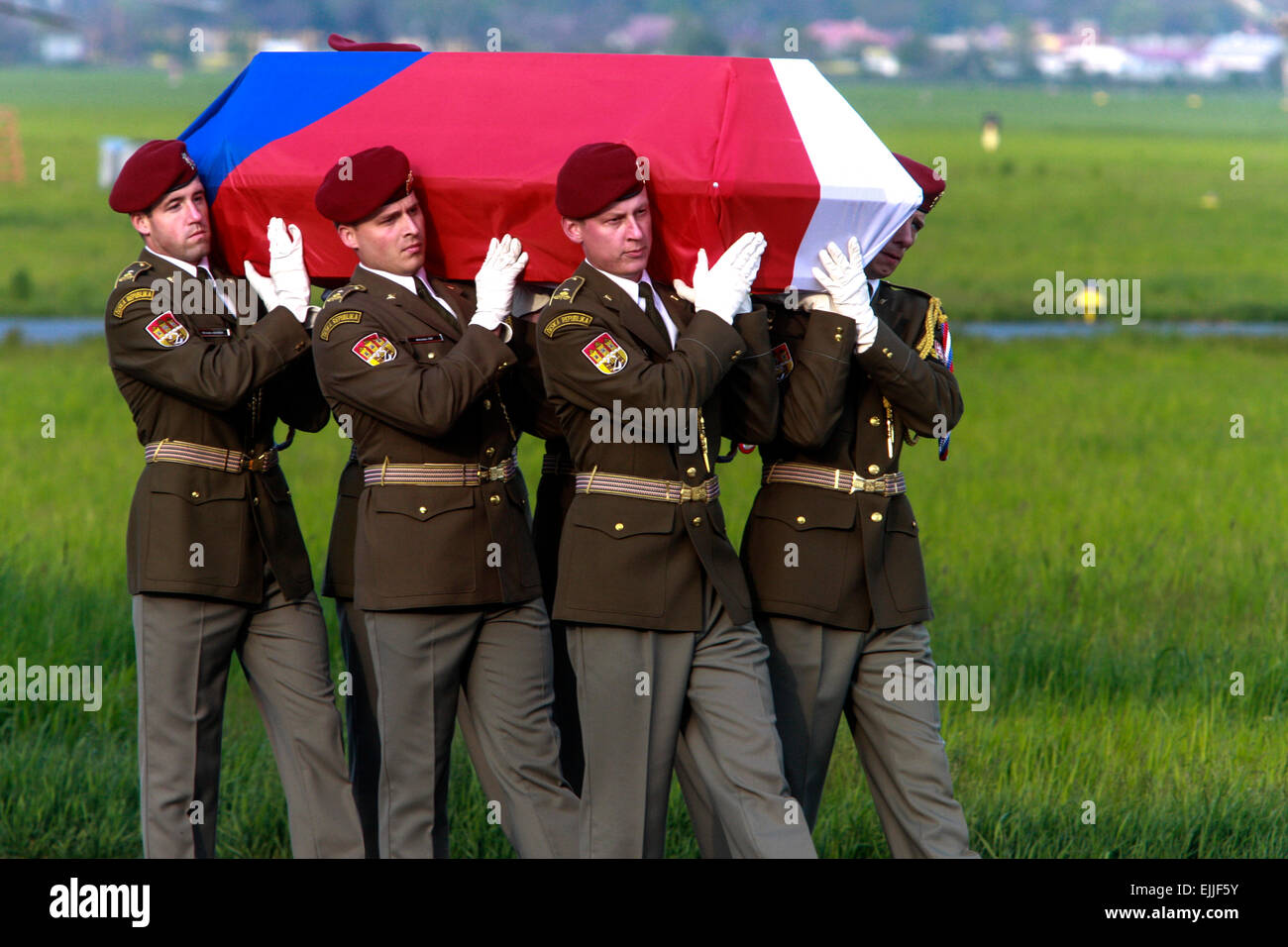 Tschechische Flagge auf der Sarg mit den sterblichen Überresten der Tschechischen toten Soldaten in Afghanistan Prag Kbely Tschechische Republik getötet Stockfoto