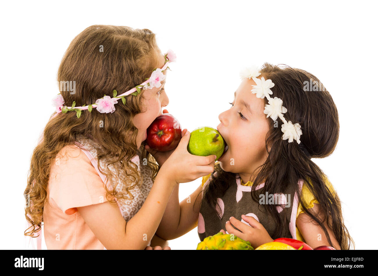 Schöne gesunde kleine Mädchen Fütterung einander sehr lecker frisches Obst Stockfoto