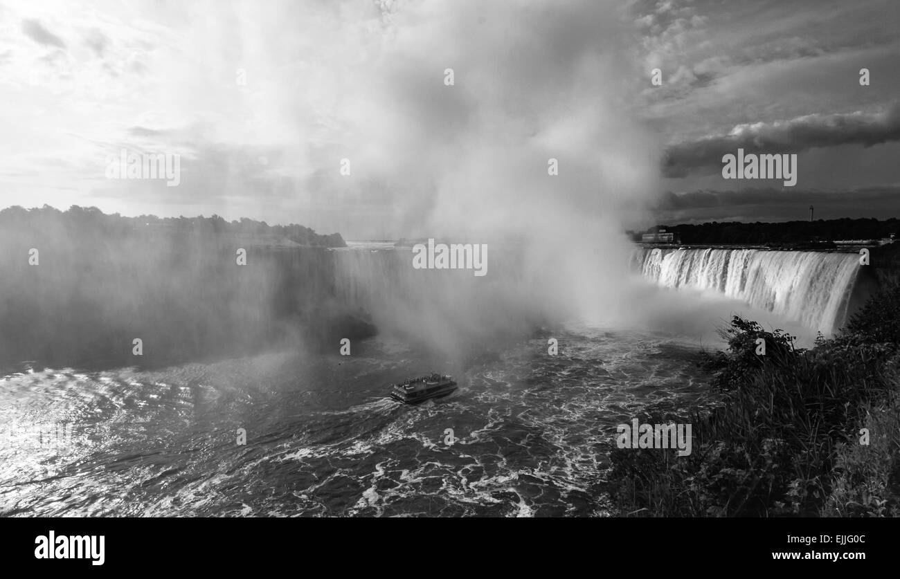 Nass an den Niagarafällen Ende Oktober. Stockfoto