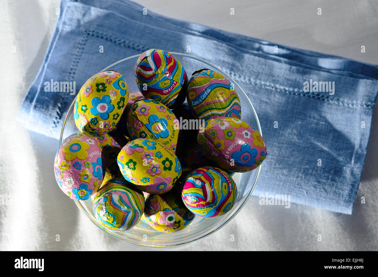 vereitelten Schokolade bunte Ostereier aus Glas Stockfoto