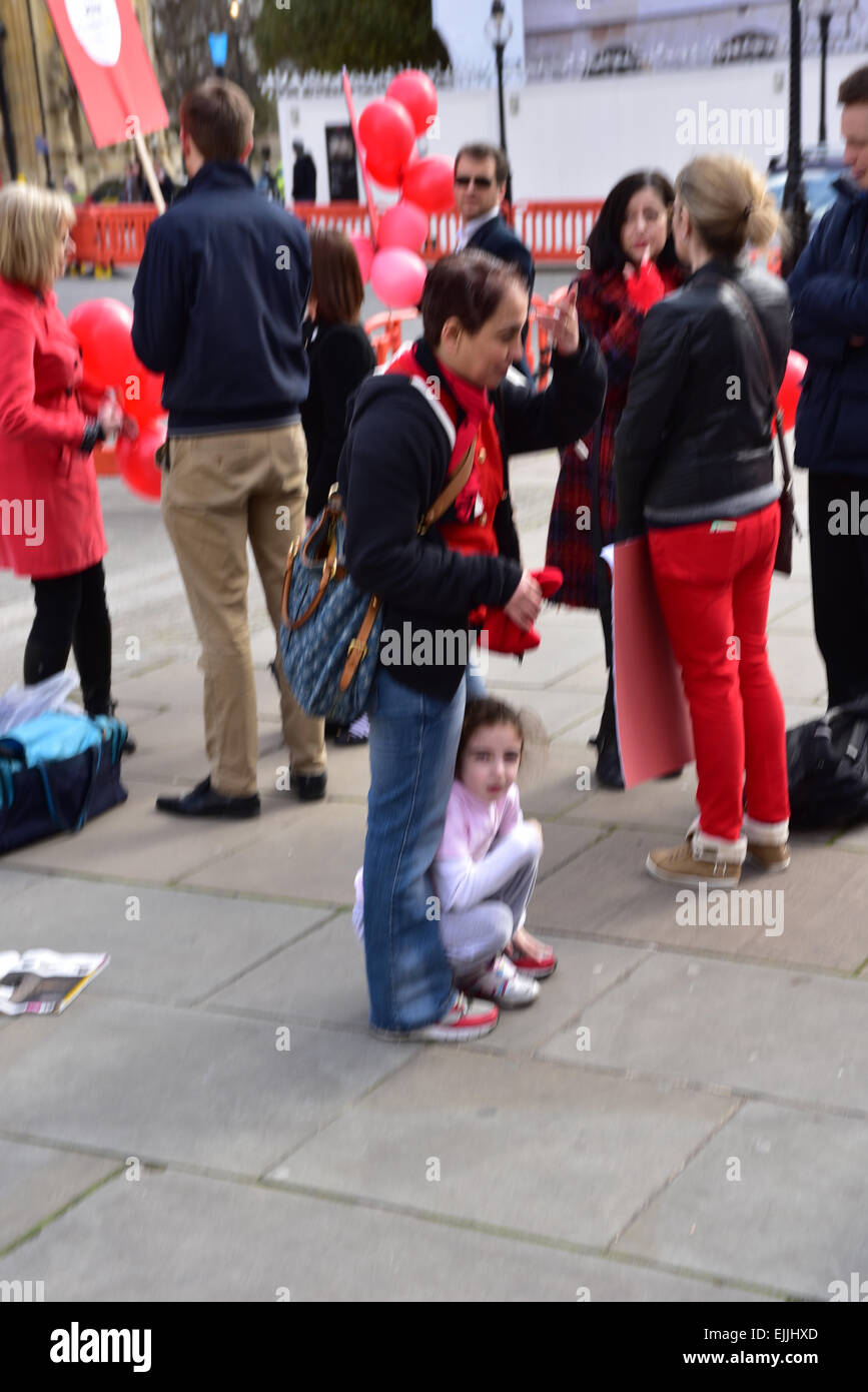 London, UK. 27. März 2015. Manal Shabani Mutter und Vater von Melinda Shabani mit Ehlers-Danlos-Syndrom, die die Familie nicht hat jede Hilfe überhaupt die Rechte zu protestieren und außerhalb des Parlaments in London zu helfen. Bildnachweis: Siehe Li/Alamy Live News Stockfoto