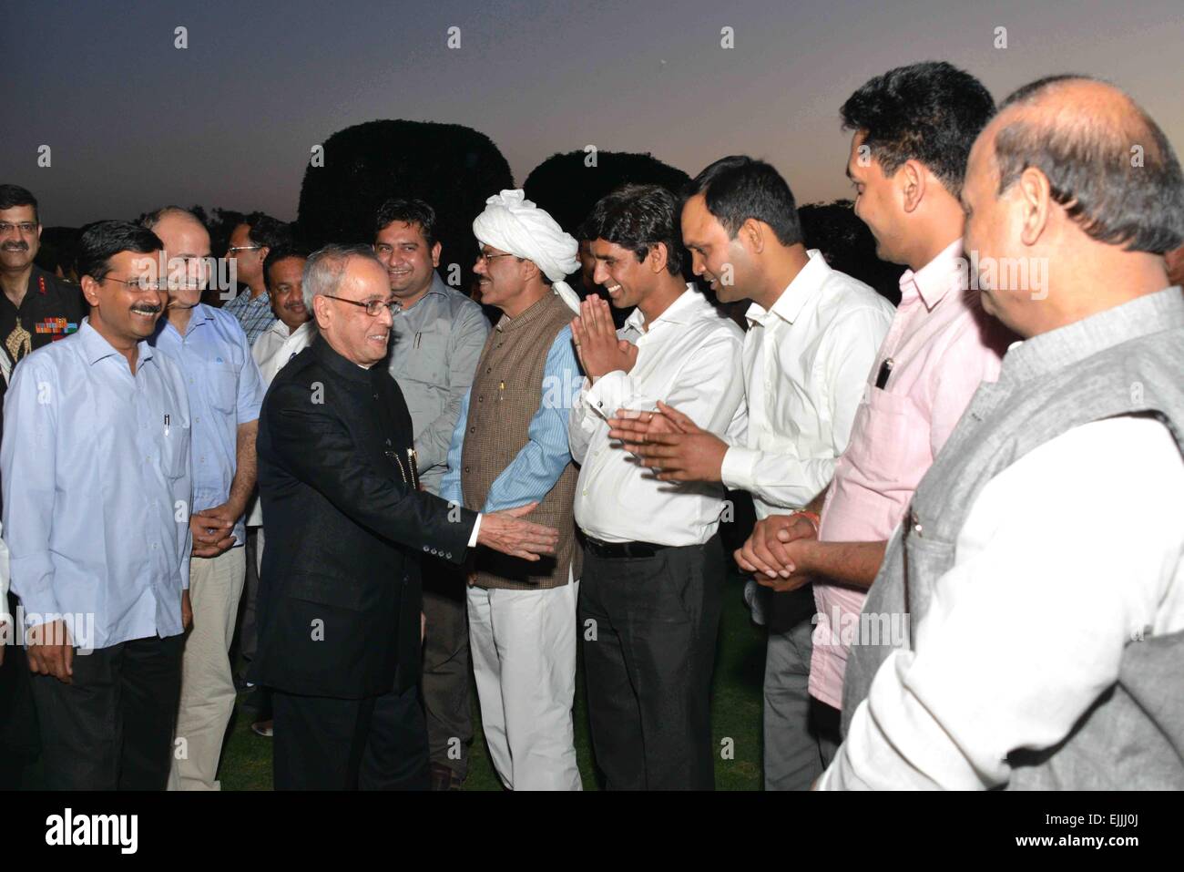 Kolkata, Indien. 27. März 2015. Der Präsident von Indien, Shri Pranab Mukherjee, Treffen mit Shri Arvind Kejriwal der Hauptminister von Delhi, Shri Ram Niwas Goel, Lautsprecher, Delhi gesetzgebende Versammlung zusammen mit MLA 6. Legislative Assembly of Delhi in Rashtrapati Bhavan. Bildnachweis: Bhaskar Mallick/Pacific Press/Alamy Live-Nachrichten Stockfoto