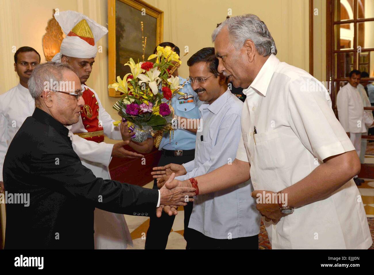 Kolkata, Indien. 27. März 2015. Der Präsident von Indien, Shri Pranab Mukherjee, Treffen mit Shri Arvind Kejriwal der Hauptminister von Delhi, Shri Ram Niwas Goel, Lautsprecher, Delhi gesetzgebende Versammlung zusammen mit MLA 6. Legislative Assembly of Delhi in Rashtrapati Bhavan. Bildnachweis: Bhaskar Mallick/Pacific Press/Alamy Live-Nachrichten Stockfoto