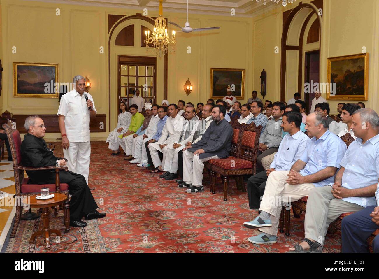 Kolkata, Indien. 27. März 2015. Der Präsident von Indien, Shri Pranab Mukherjee, Treffen mit Shri Arvind Kejriwal der Hauptminister von Delhi, Shri Ram Niwas Goel, Lautsprecher, Delhi gesetzgebende Versammlung zusammen mit MLA 6. Legislative Assembly of Delhi in Rashtrapati Bhavan. Bildnachweis: Bhaskar Mallick/Pacific Press/Alamy Live-Nachrichten Stockfoto