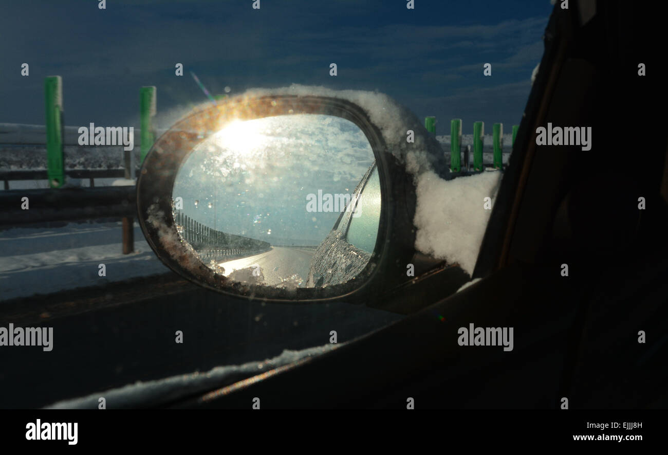Mirror car reflection winter -Fotos und -Bildmaterial in hoher Auflösung –  Alamy