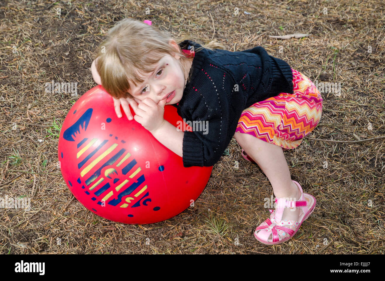 Verärgert, junges Mädchen mit Ball. Stockfoto