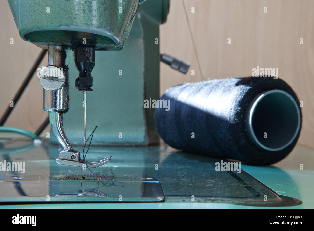 Alte grüne elektrische Nähmaschine bei Tageslicht Stockfoto