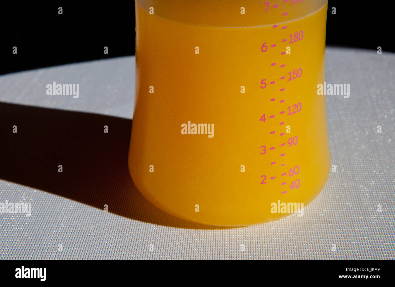 Baby Flasche Closeup voller Orangensaft Stockfoto
