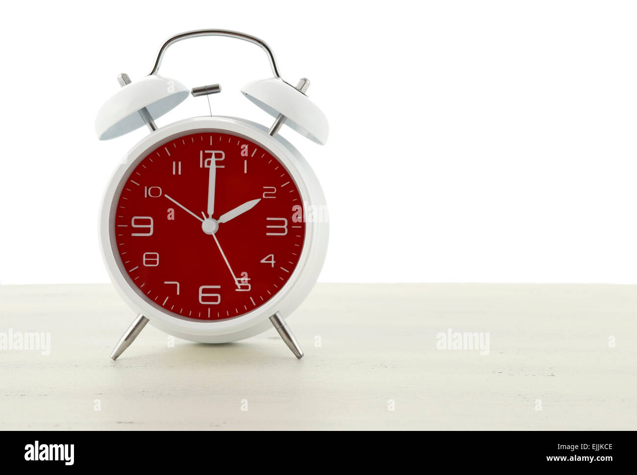 Daylight Saving Time mit Retro-Stil Wecker mit roten Gesicht auf weißem Holz Hintergrund. Stockfoto