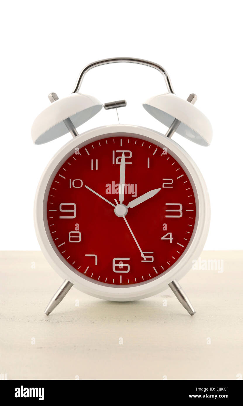 Daylight Saving Time mit Retro-Stil Wecker mit roten Gesicht auf weißem Holz Hintergrund. Stockfoto