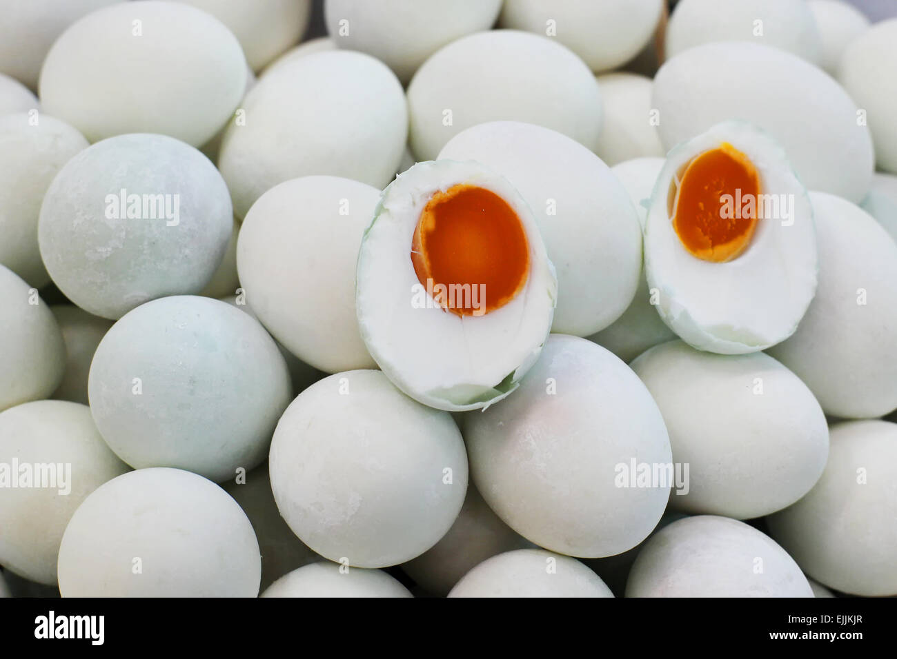 Gesalztes Ei auf Markt-Tablett Stockfoto