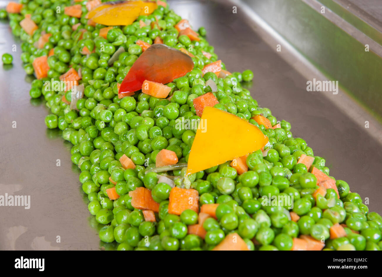 Reihe von Erbsen und Karotten auf dem Display in einem Hotel-Restaurant-buffet Stockfoto