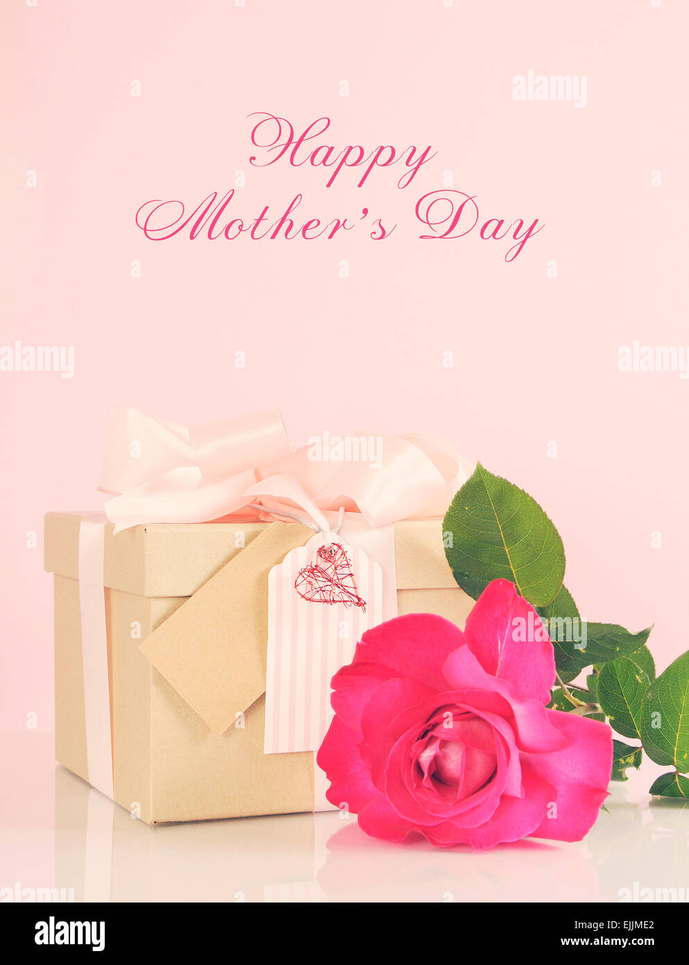 Glücklich Muttertag Geschenk der Kraft Papier Geschenk box mit einem rosa  Rose und Retro-Vintage-Stil-Filter und schwaches Licht Strom angewendet  Stockfotografie - Alamy